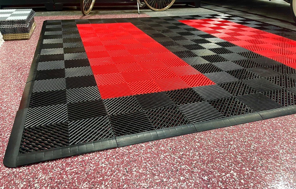Piso Modular automotivo, preto com vermelho em uma garagem