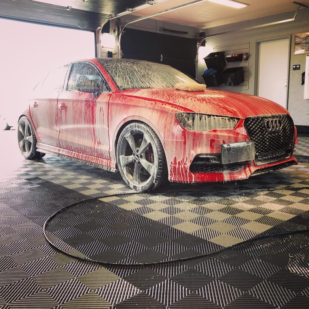 piso modular para estética automotiva instalado em garagem